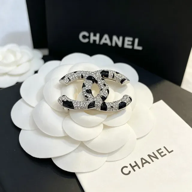 Chanel CC Broche Prata Preto Interlocking Logo Pavé Cristal Embellishment Broche 4