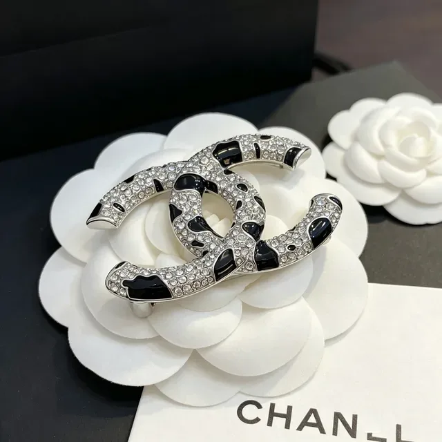 Chanel CC Broche Prata Preto Interlocking Logo Pavé Cristal Embellishment Broche 5