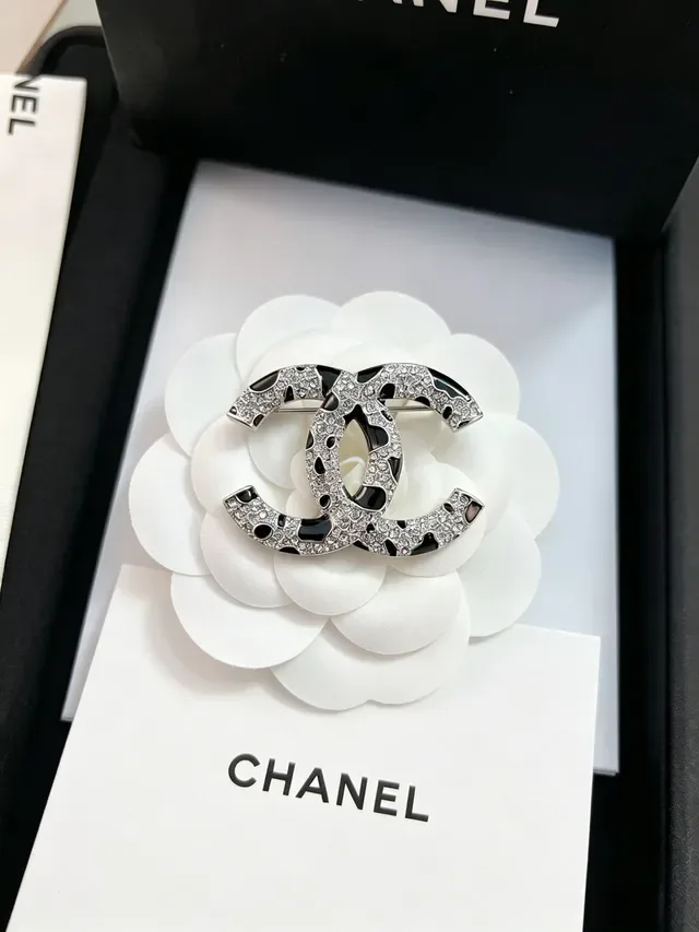 Chanel CC Broche Prata Preto Interlocking Logo Pavé Cristal Embellishment Broche 6