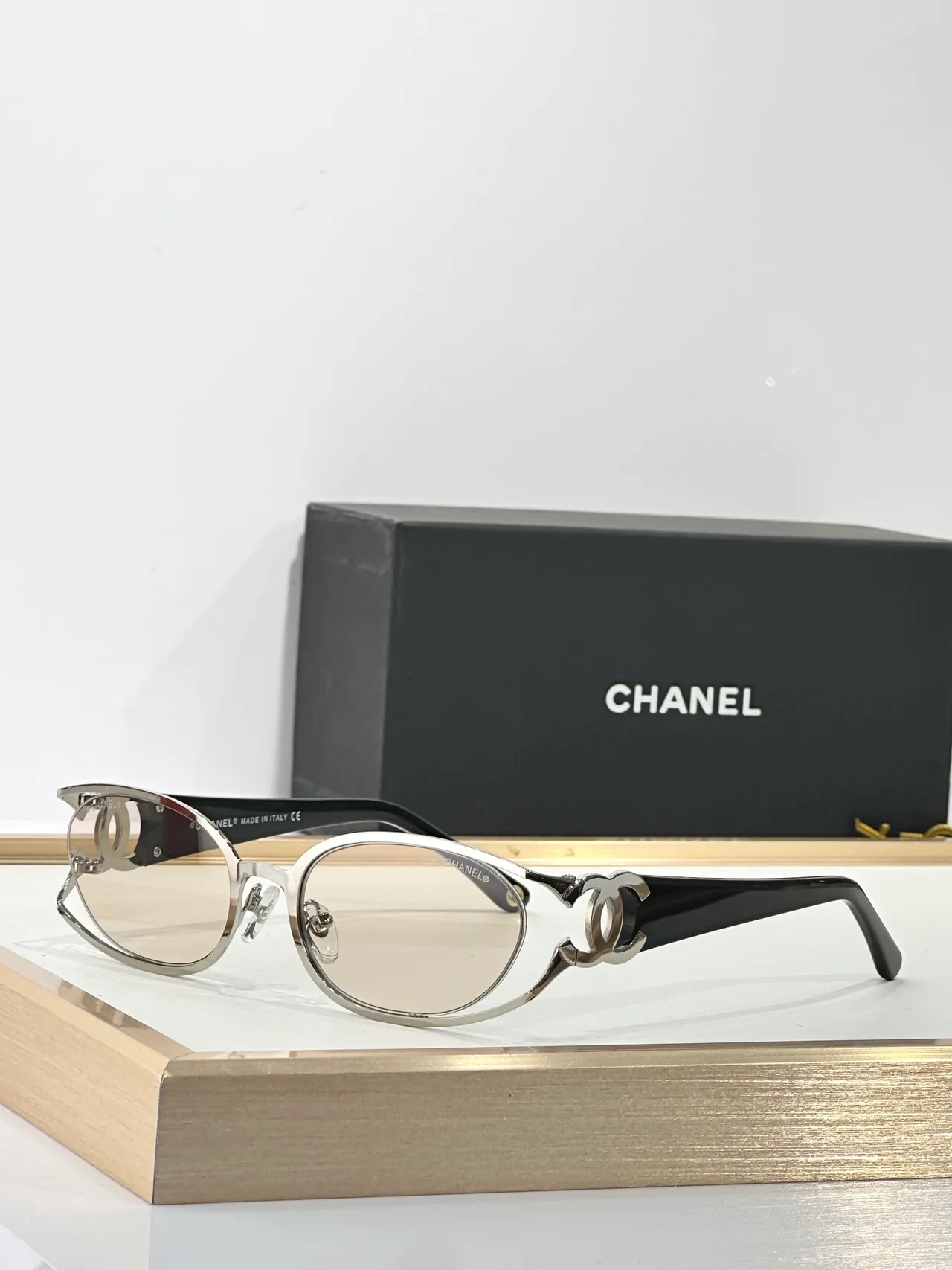 Chanel CC-Frame Doré Noir Oval Métal Charnière Exposée Vis Lunettes de Soleil 3
