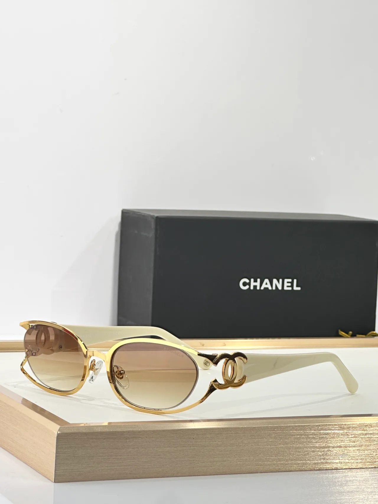Chanel CC-Frame Doré Noir Oval Métal Charnière Exposée Vis Lunettes de Soleil 4