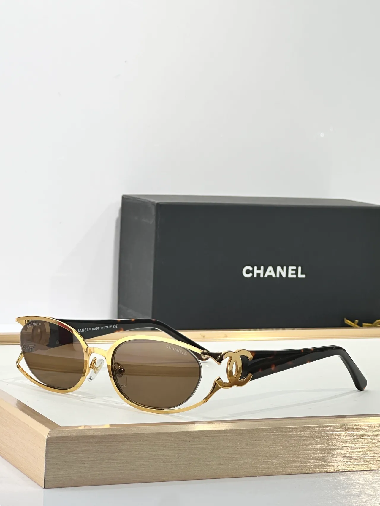 Chanel CC-Frame Doré Noir Oval Métal Charnière Exposée Vis Lunettes de Soleil 6