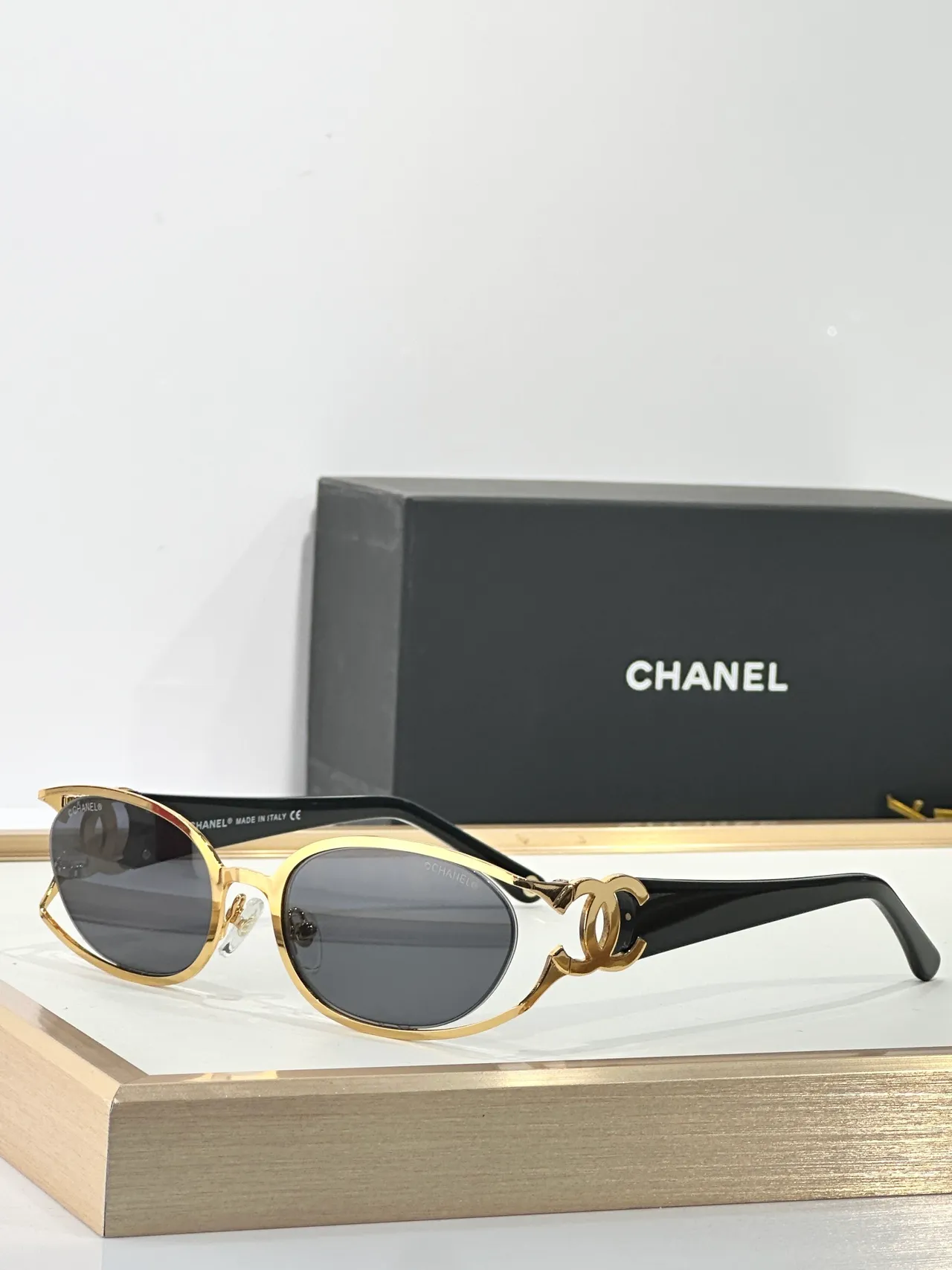 Chanel CC-Frame Doré Noir Oval Métal Charnière Exposée Vis Lunettes de Soleil 8