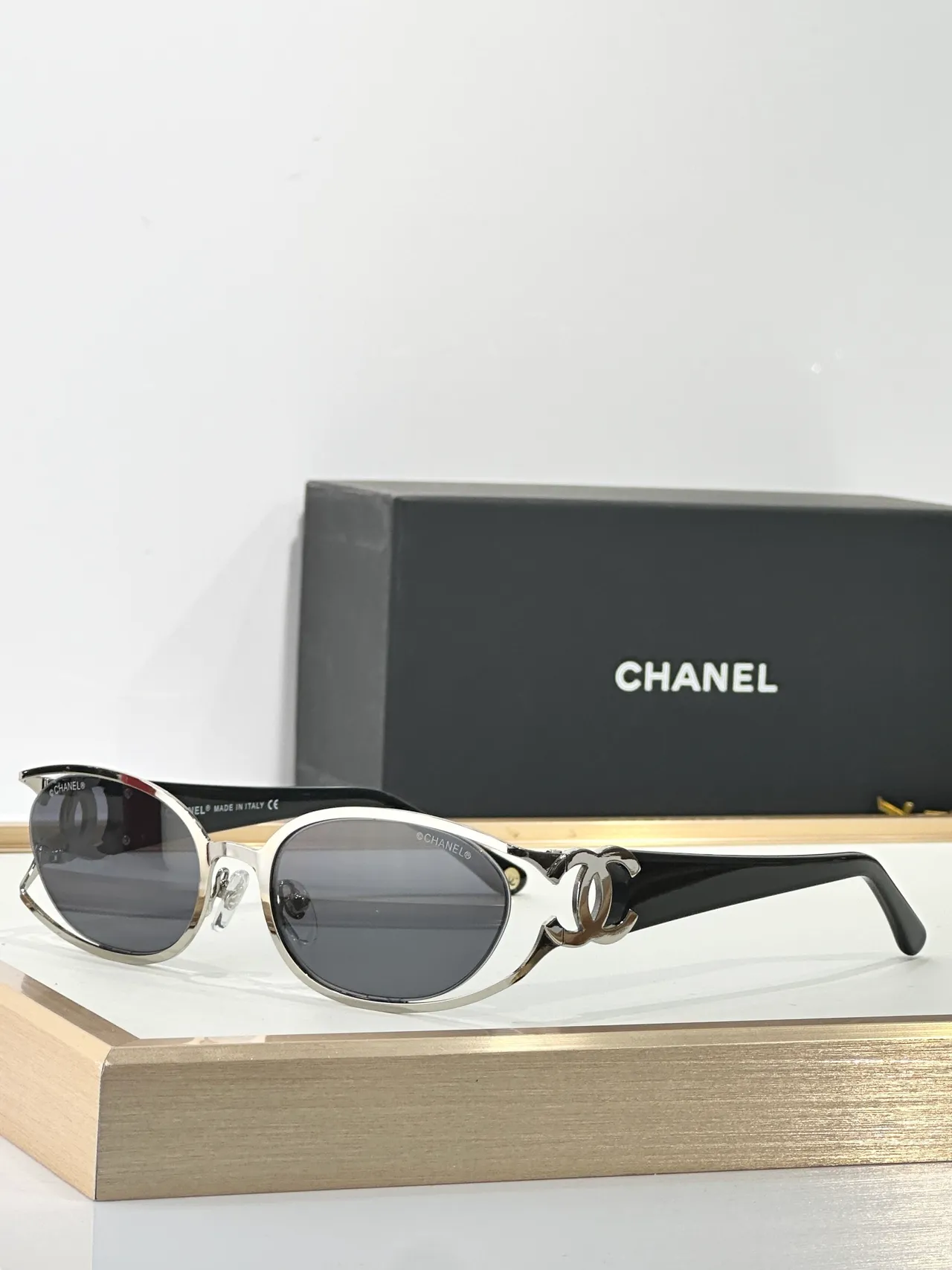 Chanel CC-Frame Doré Noir Oval Métal Charnière Exposée Vis Lunettes de Soleil 9