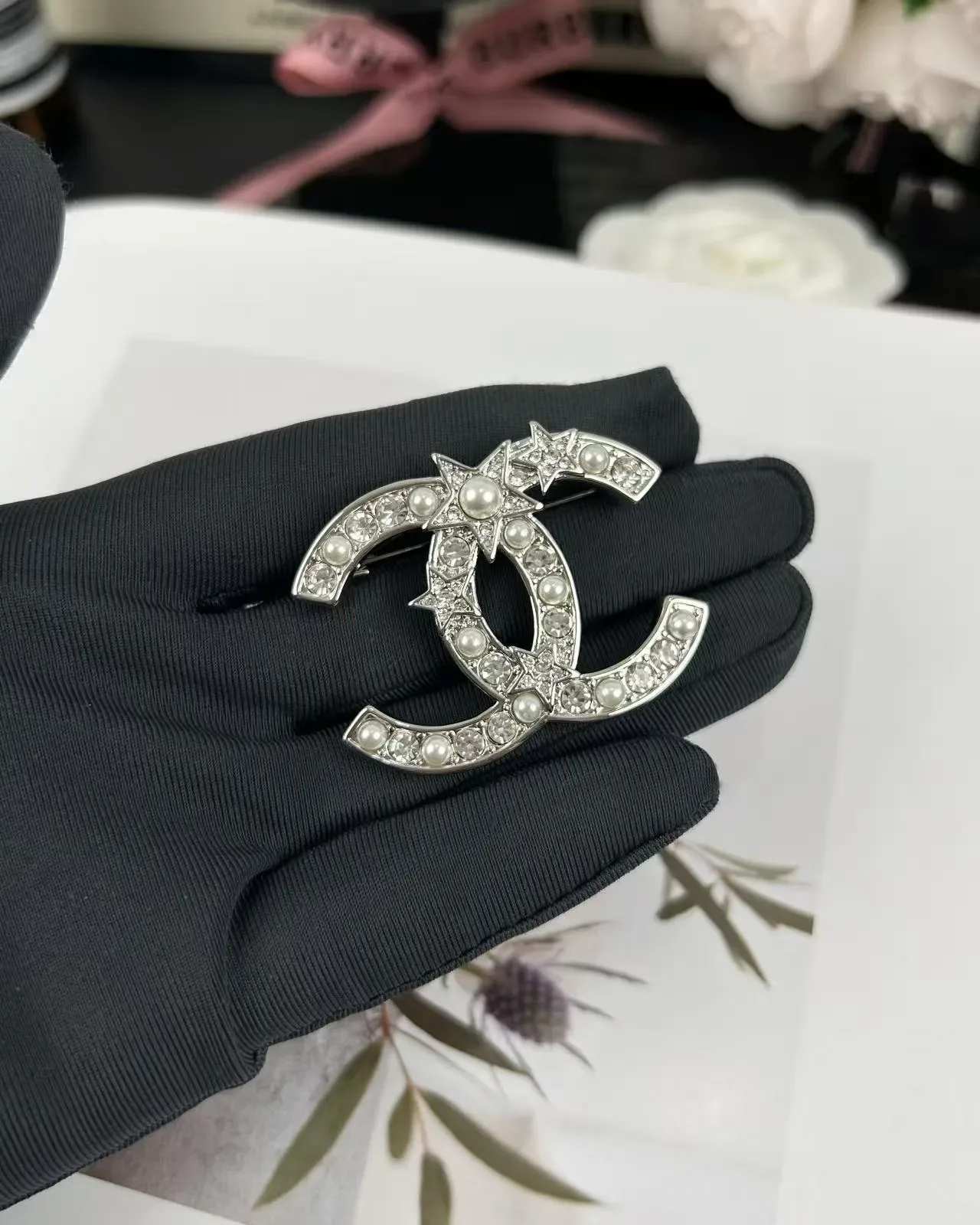 Broche Chanel CC Logo Argent Blanc Perles Entrelacées et Cristal Embellishment 2