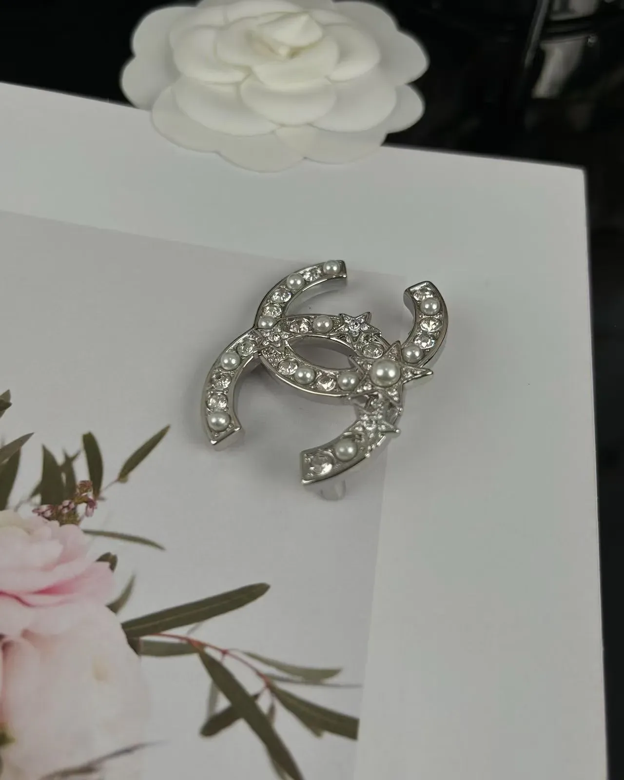 Broche Chanel CC Logo Argent Blanc Perles Entrelacées et Cristal Embellishment 3