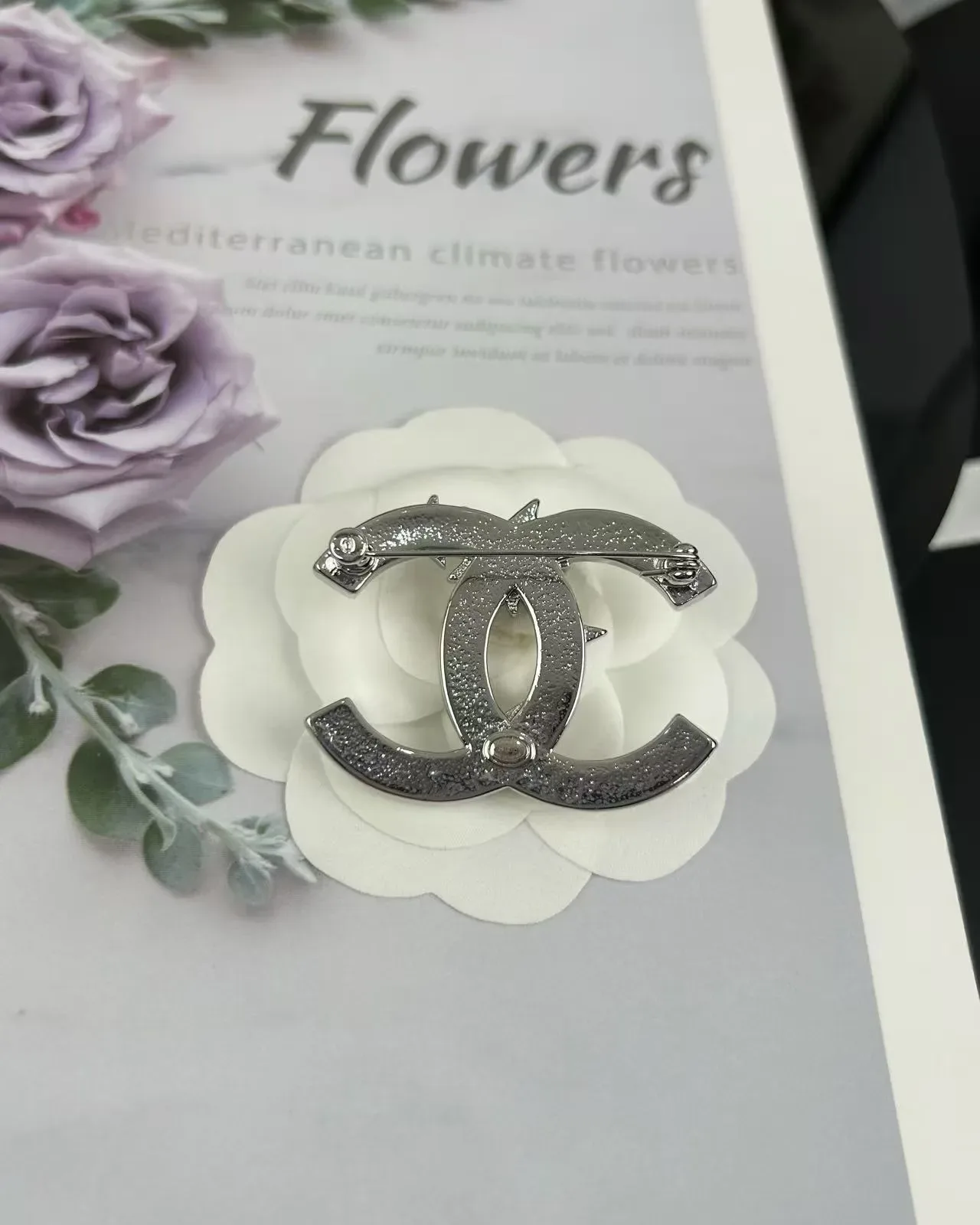 Broche Chanel CC Logo Argent Blanc Perles Entrelacées et Cristal Embellishment 4