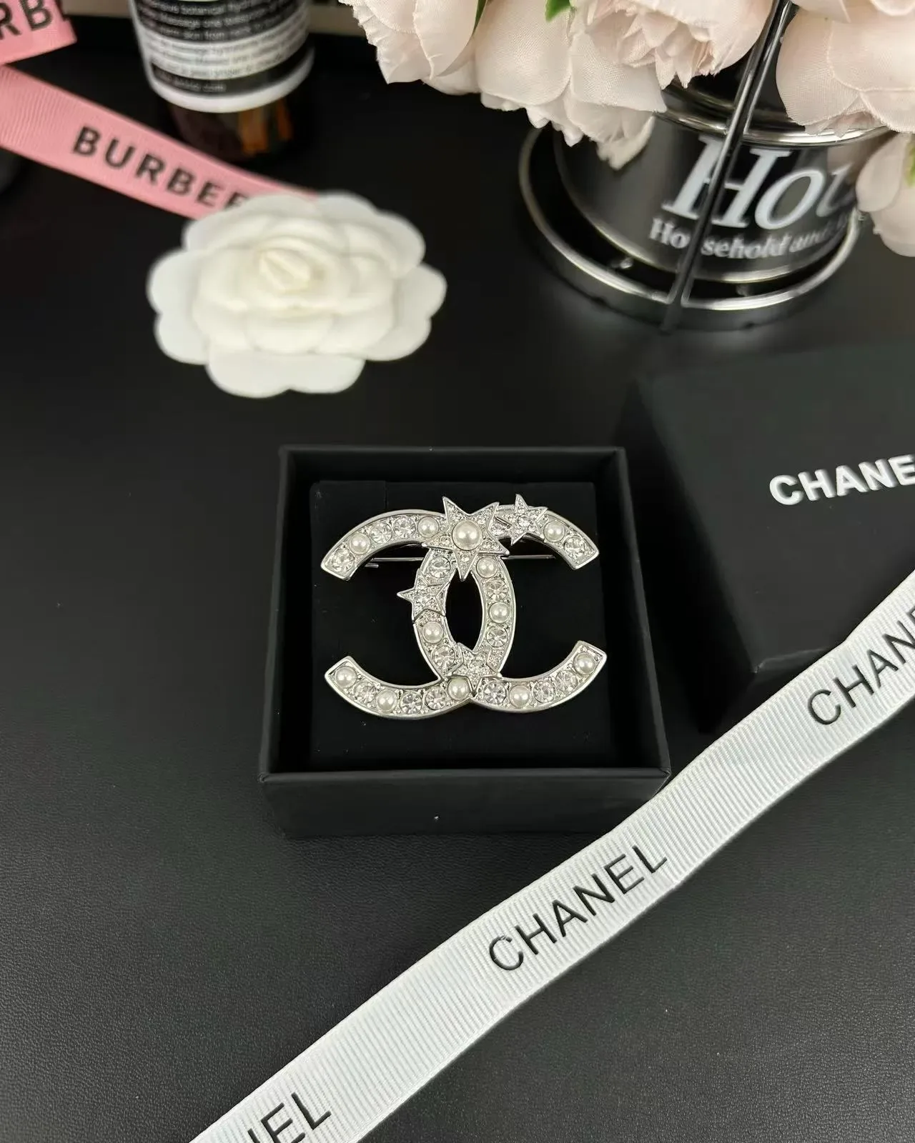 Broche Chanel CC Logo Argent Blanc Perles Entrelacées et Cristal Embellishment 5