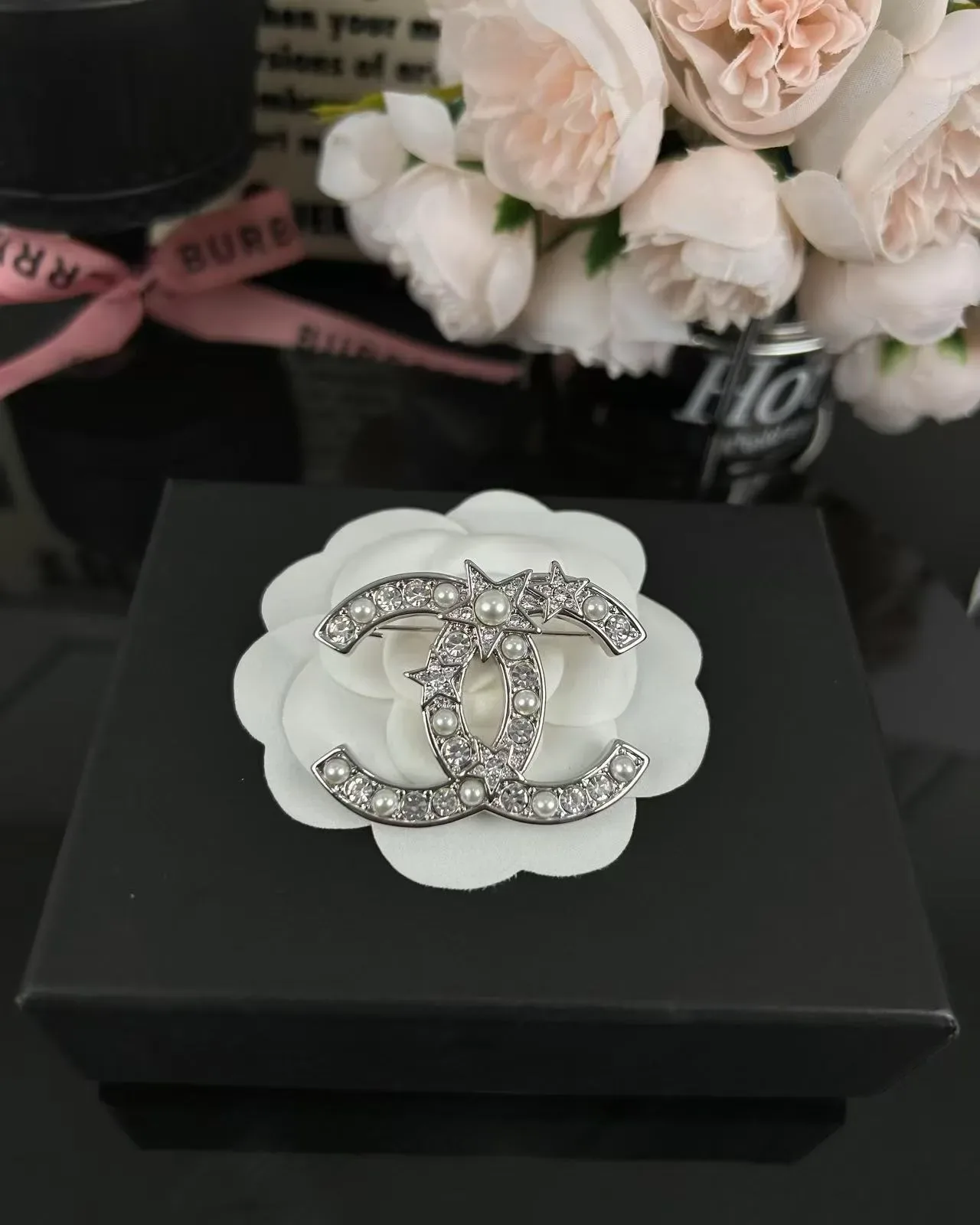 Broche Chanel CC Logo Argent Blanc Perles Entrelacées et Cristal Embellishment 6