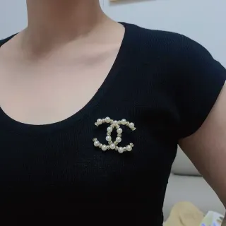 চ্যানেল CC মুক্তা এবং ক্রিস্টাল ব্রোচ