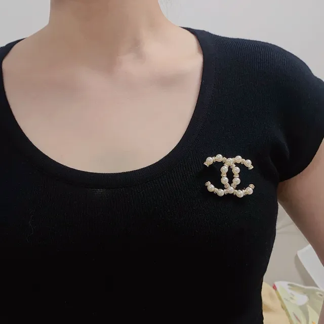 চ্যানেল CC মুক্তা এবং ক্রিস্টাল ব্রোচ 9
