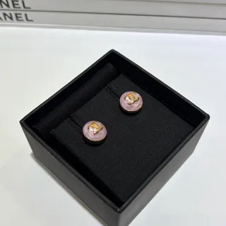 Chanel CC Stud गुलाबी स्वर्ण गोल एनामेल चेहरा कानों की चूड़ियां