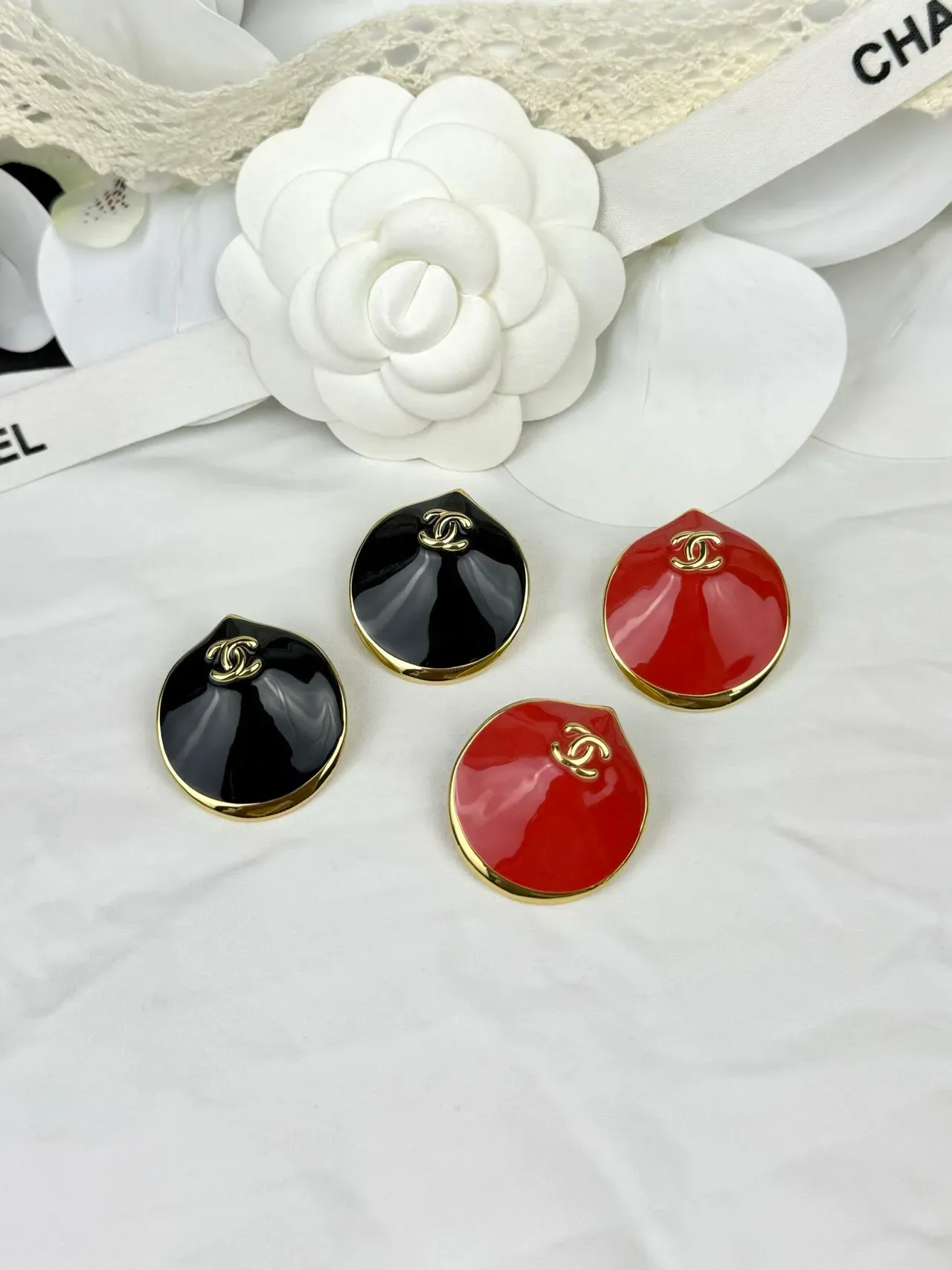 Chanel Clam Shell Black Enamel Gold-Tone Earrings 3