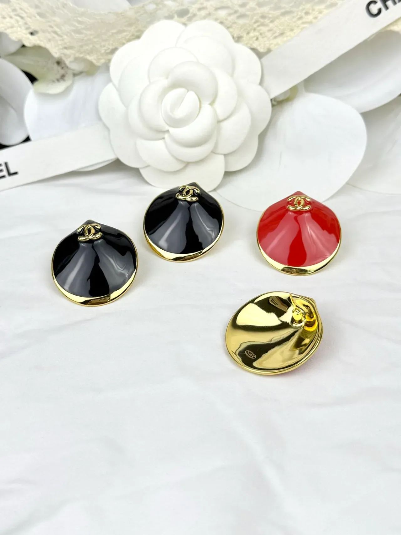 Chanel Clam Shell Black Enamel Gold-Tone Earrings 4