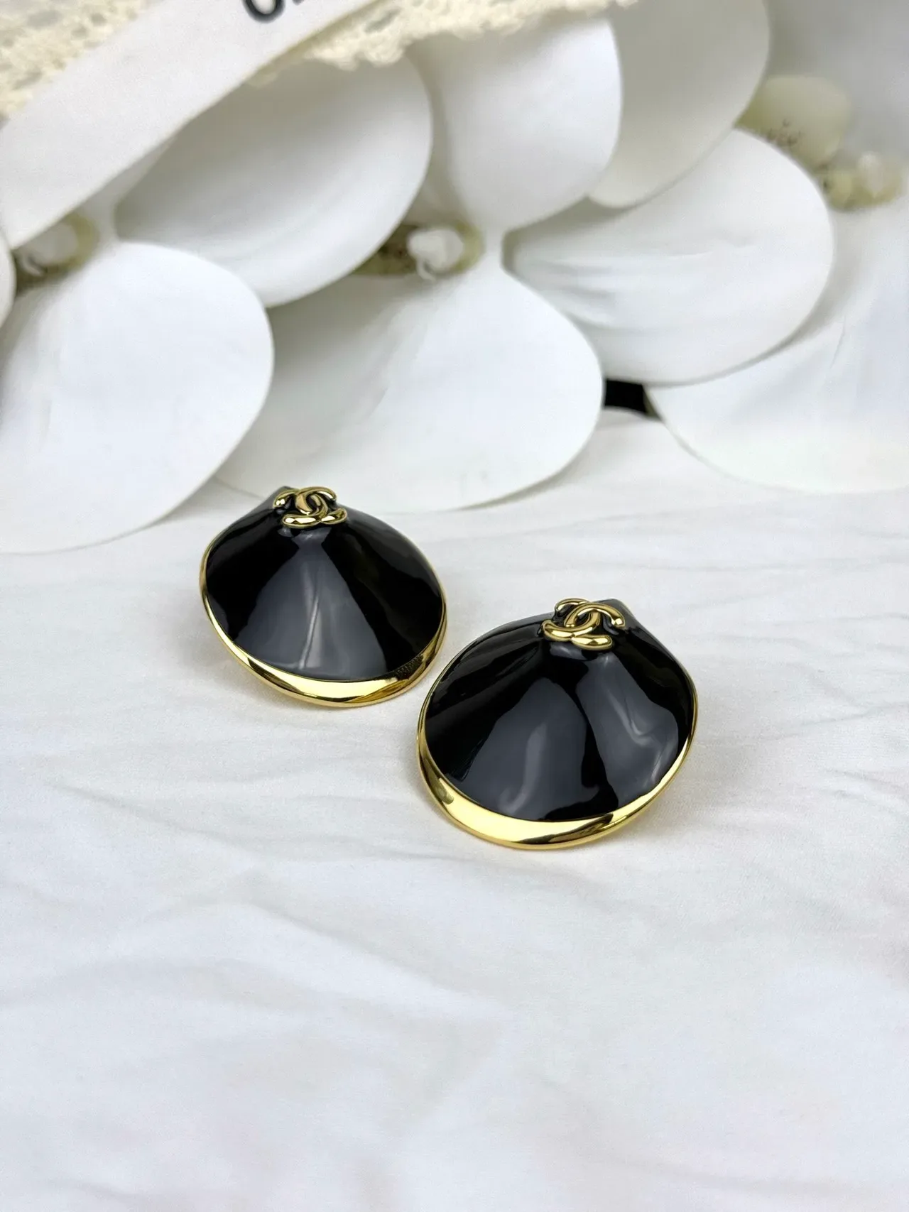 Chanel Clam Shell Black Enamel Gold-Tone Earrings 5