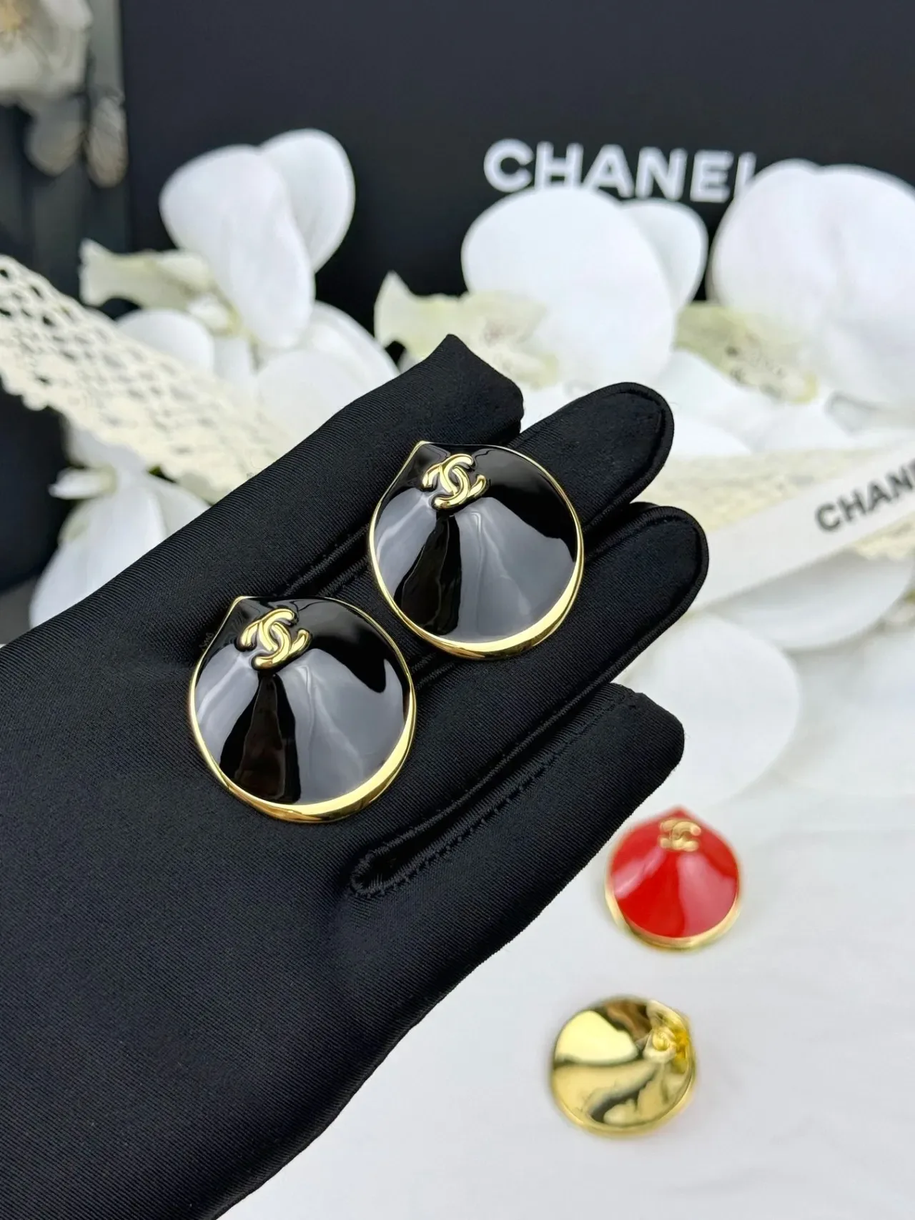 Chanel Clam Shell Black Enamel Gold-Tone Earrings 6