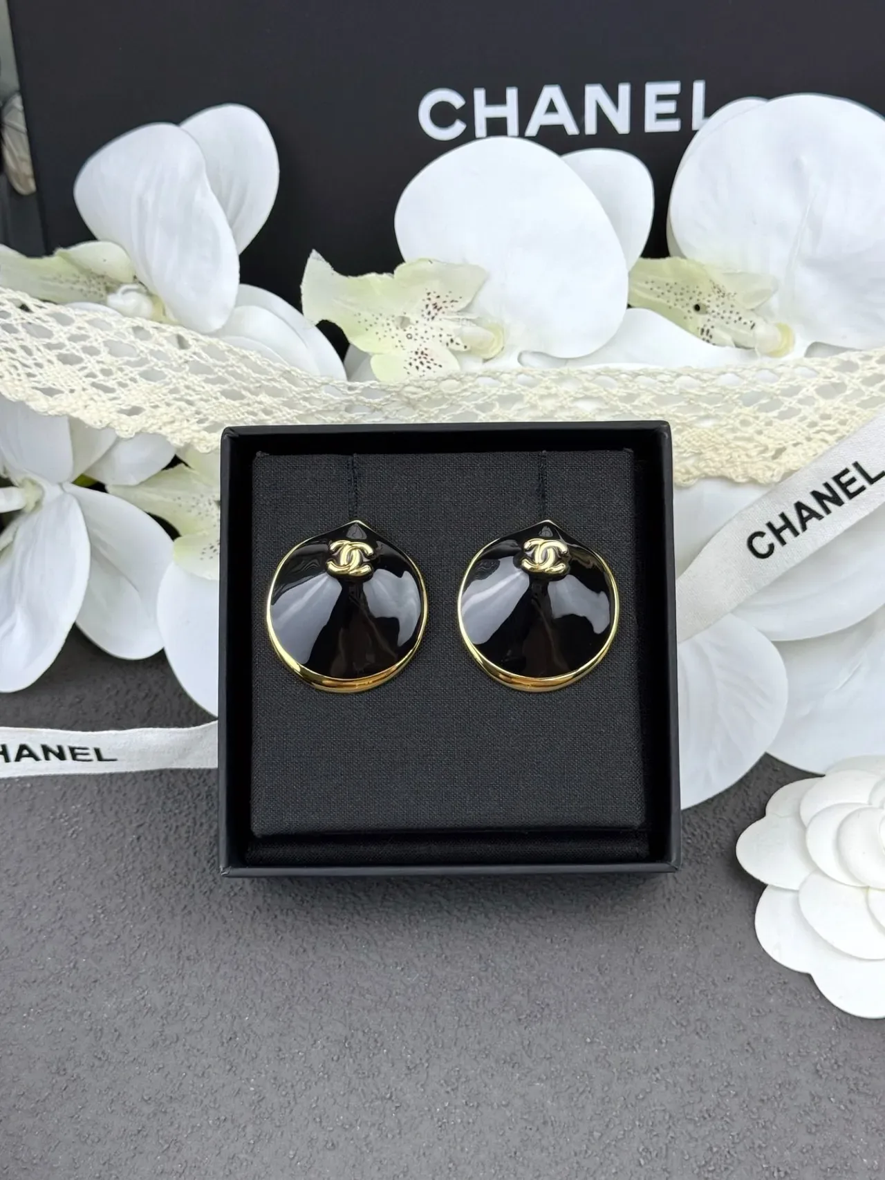 Chanel Clam Shell Black Enamel Gold-Tone Earrings 7
