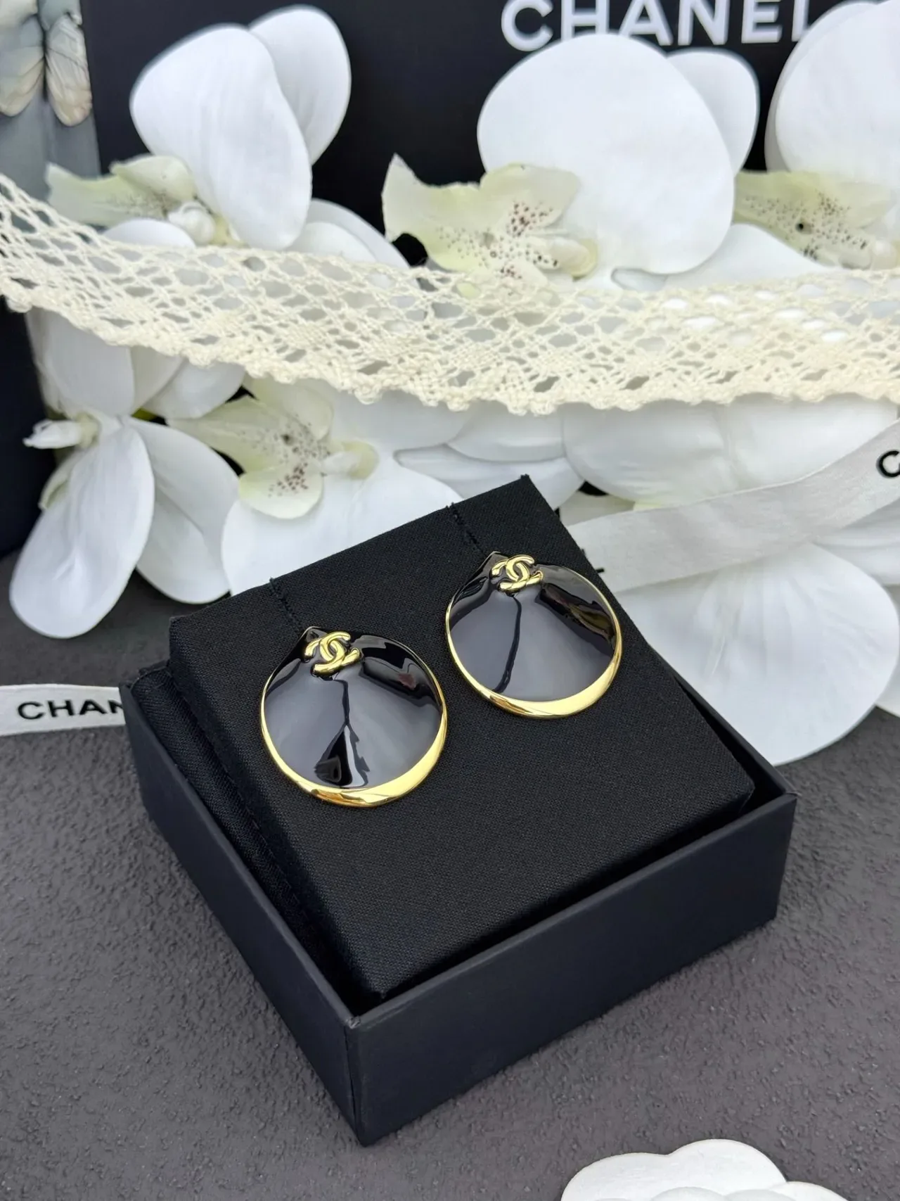 Chanel Clam Shell Black Enamel Gold-Tone Earrings 8