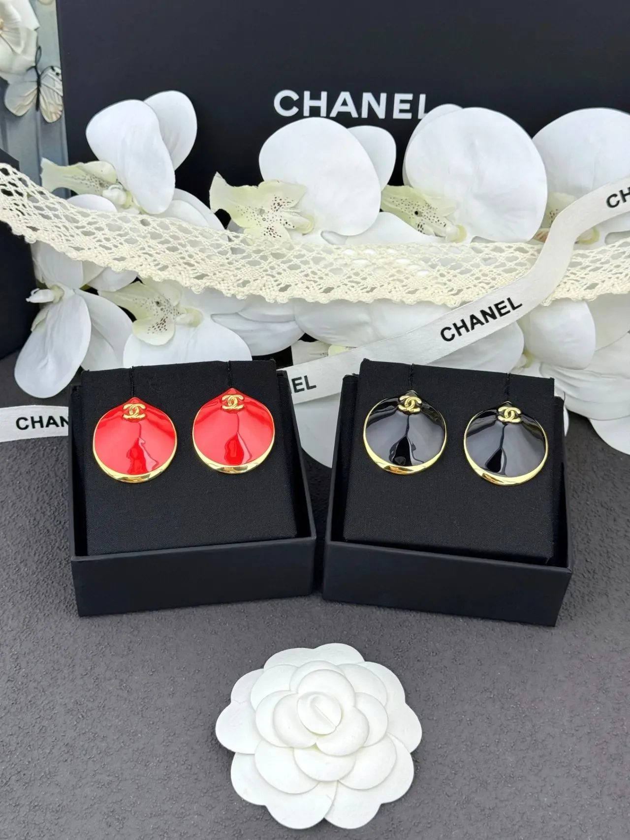 Chanel Clam Shell Black Enamel Gold-Tone Earrings 9