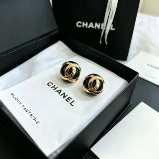 Chanel Classic CC बॉल स्टड काला सोना गोल स्टड इंटरलॉकिंग मोटिफ कान की झुमकियां