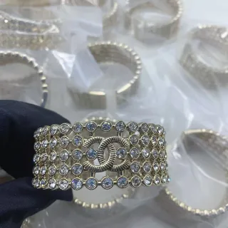 Chanel क्रिस्टल CC कफ सिल्वर-टोन पावे कंगन