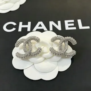 Chanel ক্রিস্টাল-পাভে ইন্টারলকিং CC ব্রোচ