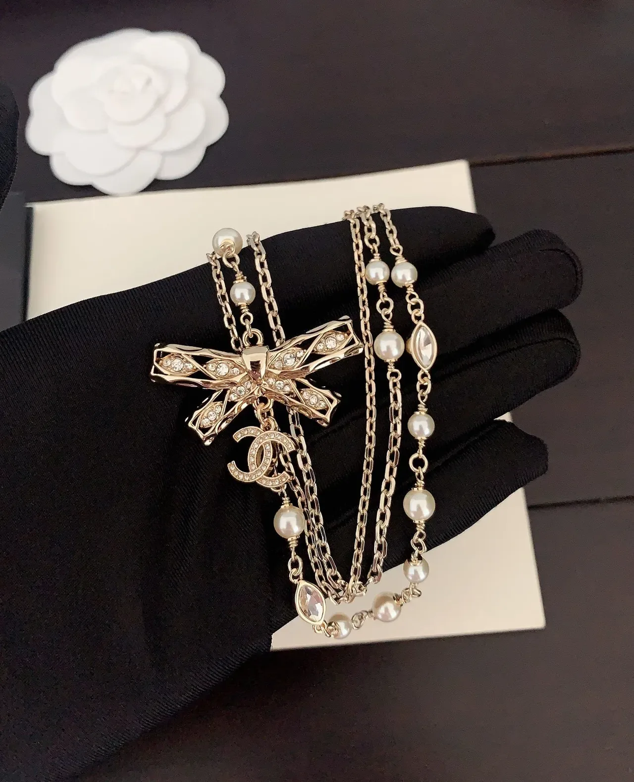 Collier Chanel chaîne multi-fils dorée blanche avec pendentif nœud orné de cristaux 4