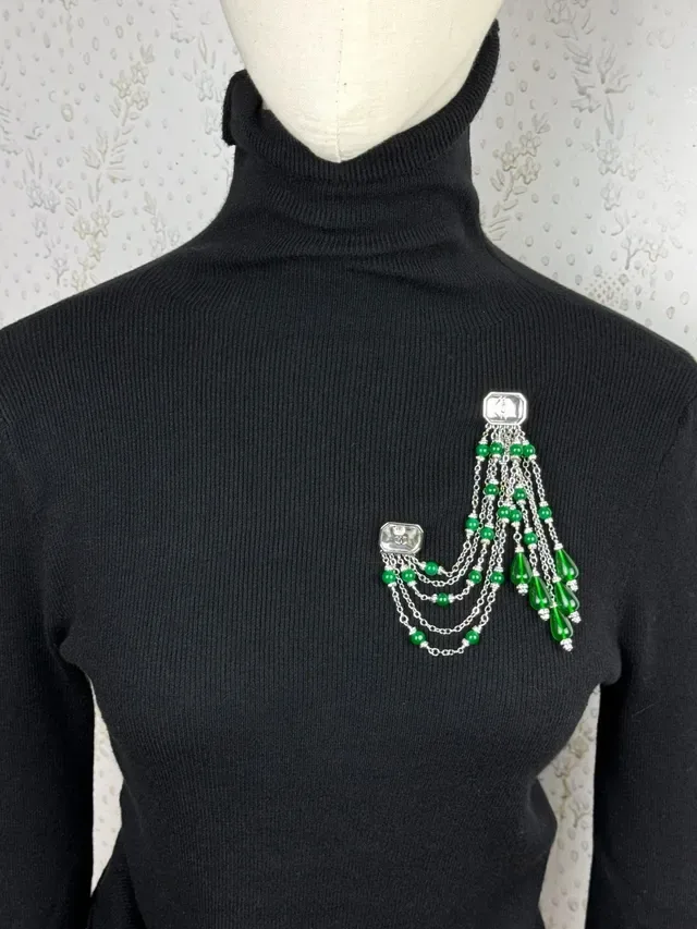 Boucles d'oreilles Chanel Vertes avec perles et frange 2
