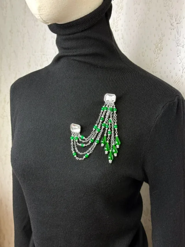 Boucles d'oreilles Chanel Vertes avec perles et frange 3