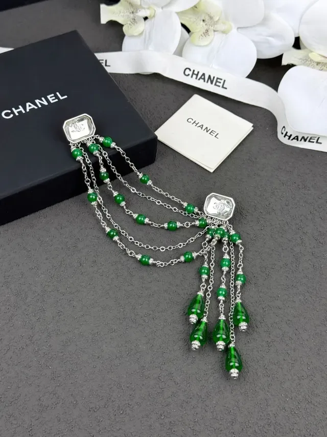 Boucles d'oreilles Chanel Vertes avec perles et frange 4