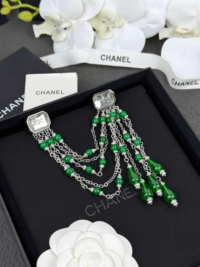 Boucles d'oreilles Chanel Vertes avec perles et frange 5
