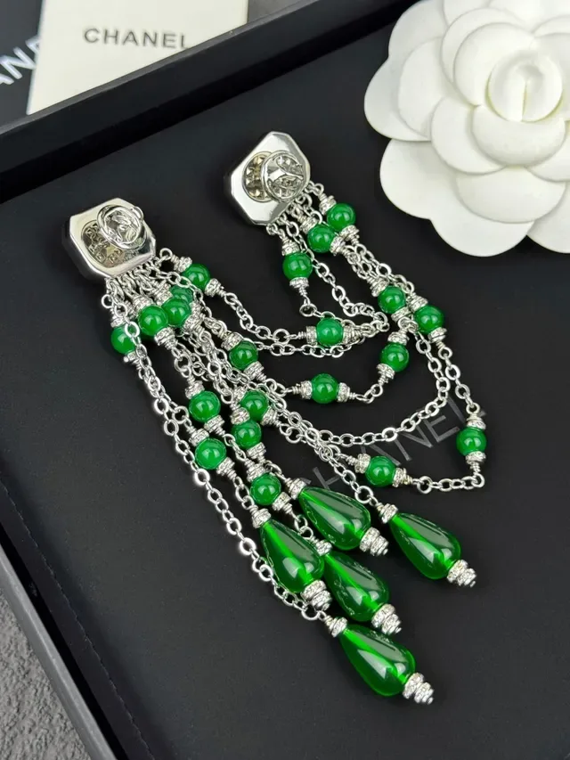 Boucles d'oreilles Chanel Vertes avec perles et frange 6