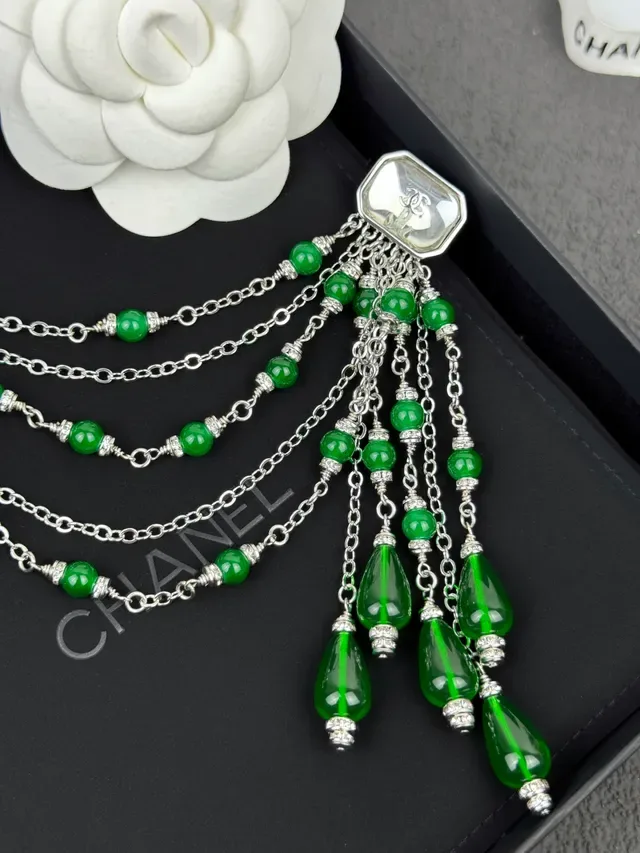 Boucles d'oreilles Chanel Vertes avec perles et frange 7