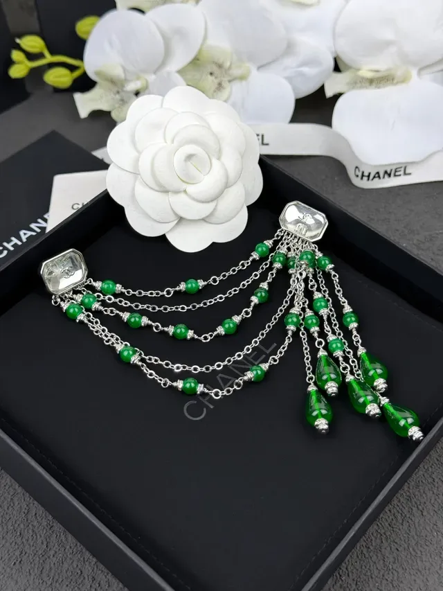 Boucles d'oreilles Chanel Vertes avec perles et frange 8