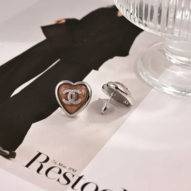 Chanel أقراط قلب CC لوجو مينا 2