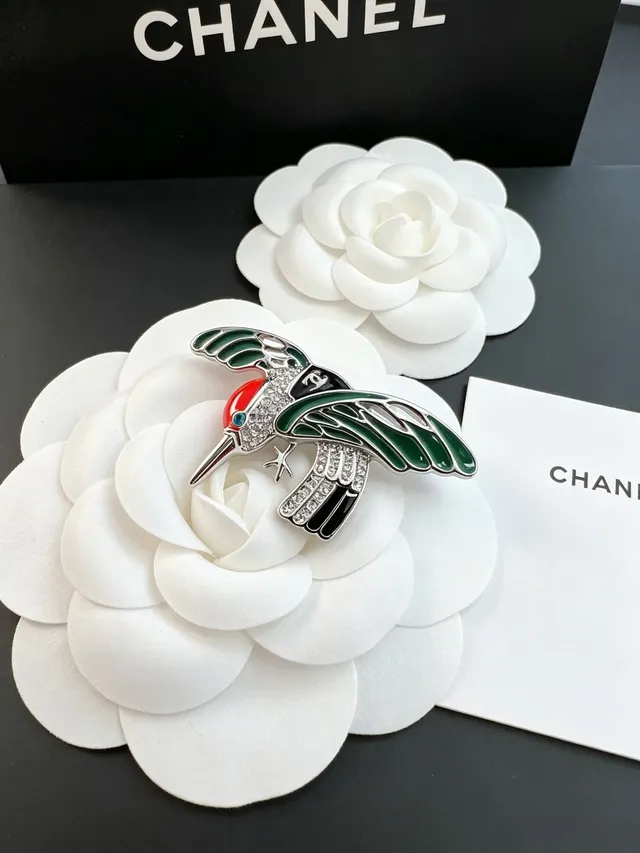 Chanel Hummingbird Brooch Broche blanche et verte émaillée ornée de cristaux 2