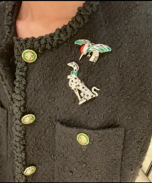 Chanel Hummingbird Brooch Broche blanche et verte émaillée ornée de cristaux 3