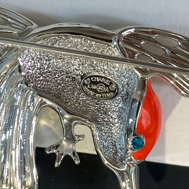 Chanel Hummingbird Brooch Broche blanche et verte émaillée ornée de cristaux 4