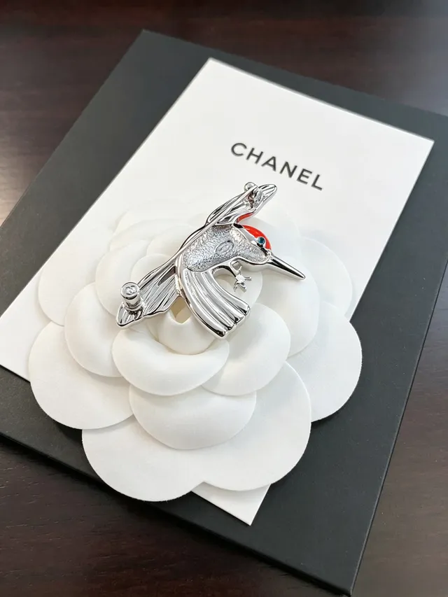 Chanel Hummingbird Brooch Broche blanche et verte émaillée ornée de cristaux 5