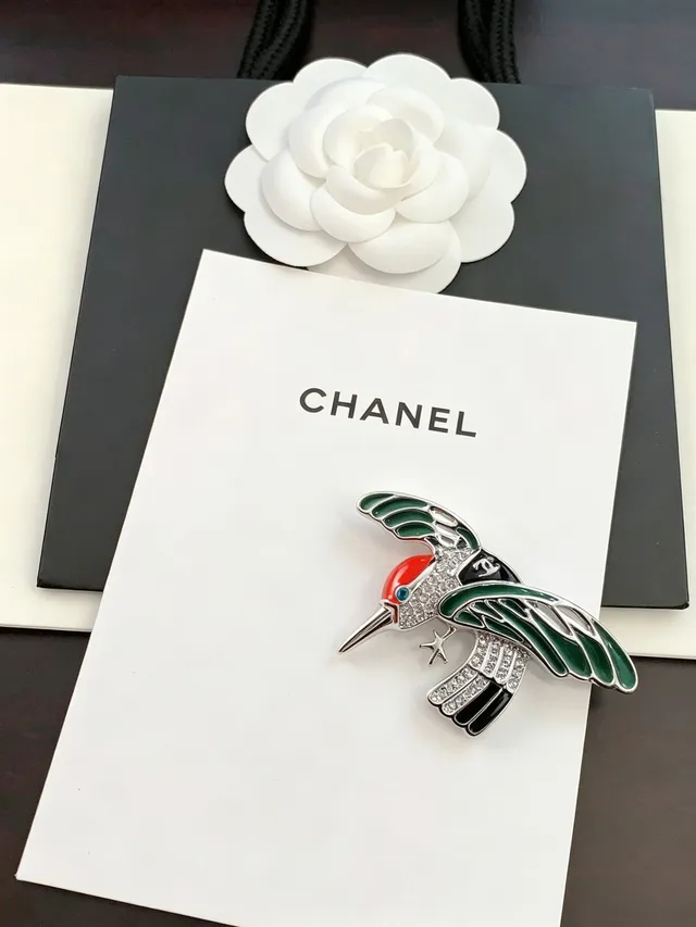 Chanel Hummingbird Brooch Broche blanche et verte émaillée ornée de cristaux 6
