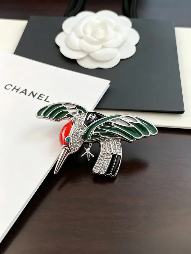 Chanel Hummingbird Brooch Broche blanche et verte émaillée ornée de cristaux 7