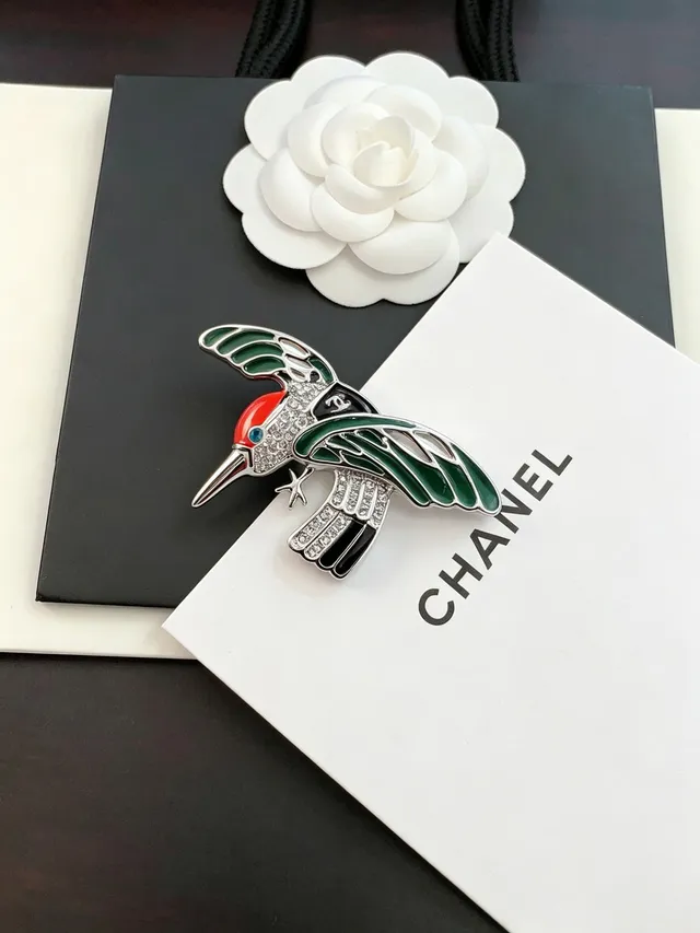 Chanel Hummingbird Brooch Broche blanche et verte émaillée ornée de cristaux 8