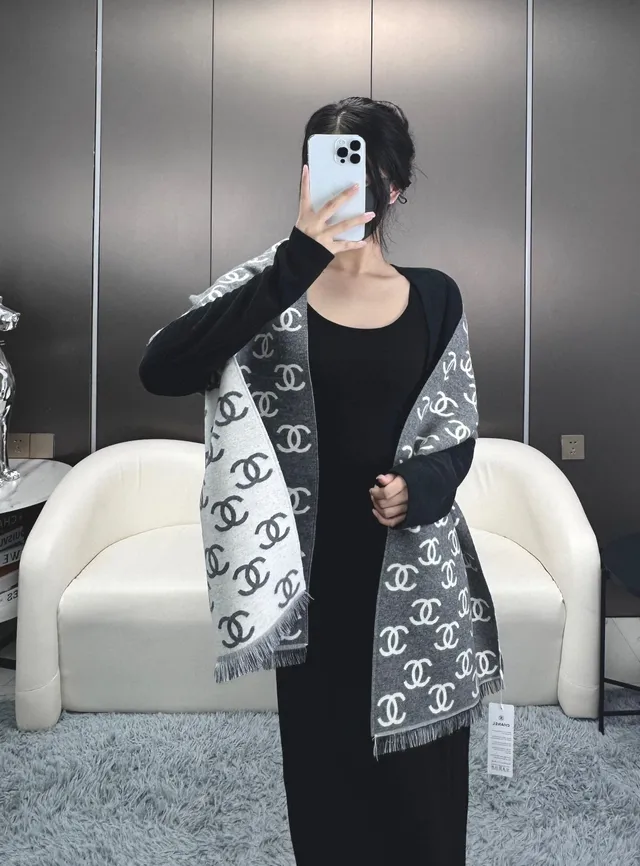 Chanel interlocking CC Logo Print ক্যাশমিয়ার স্কার্ফ 2