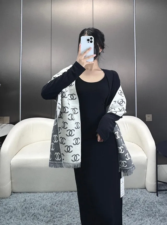 Chanel interlocking CC Logo Print ক্যাশমিয়ার স্কার্ফ 3