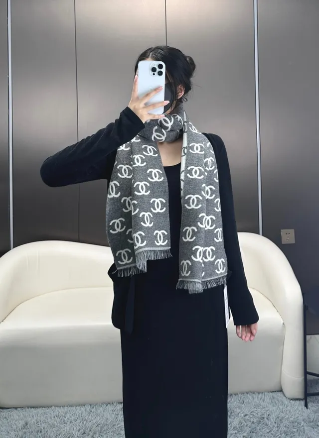 Chanel interlocking CC Logo Print ক্যাশমিয়ার স্কার্ফ 4