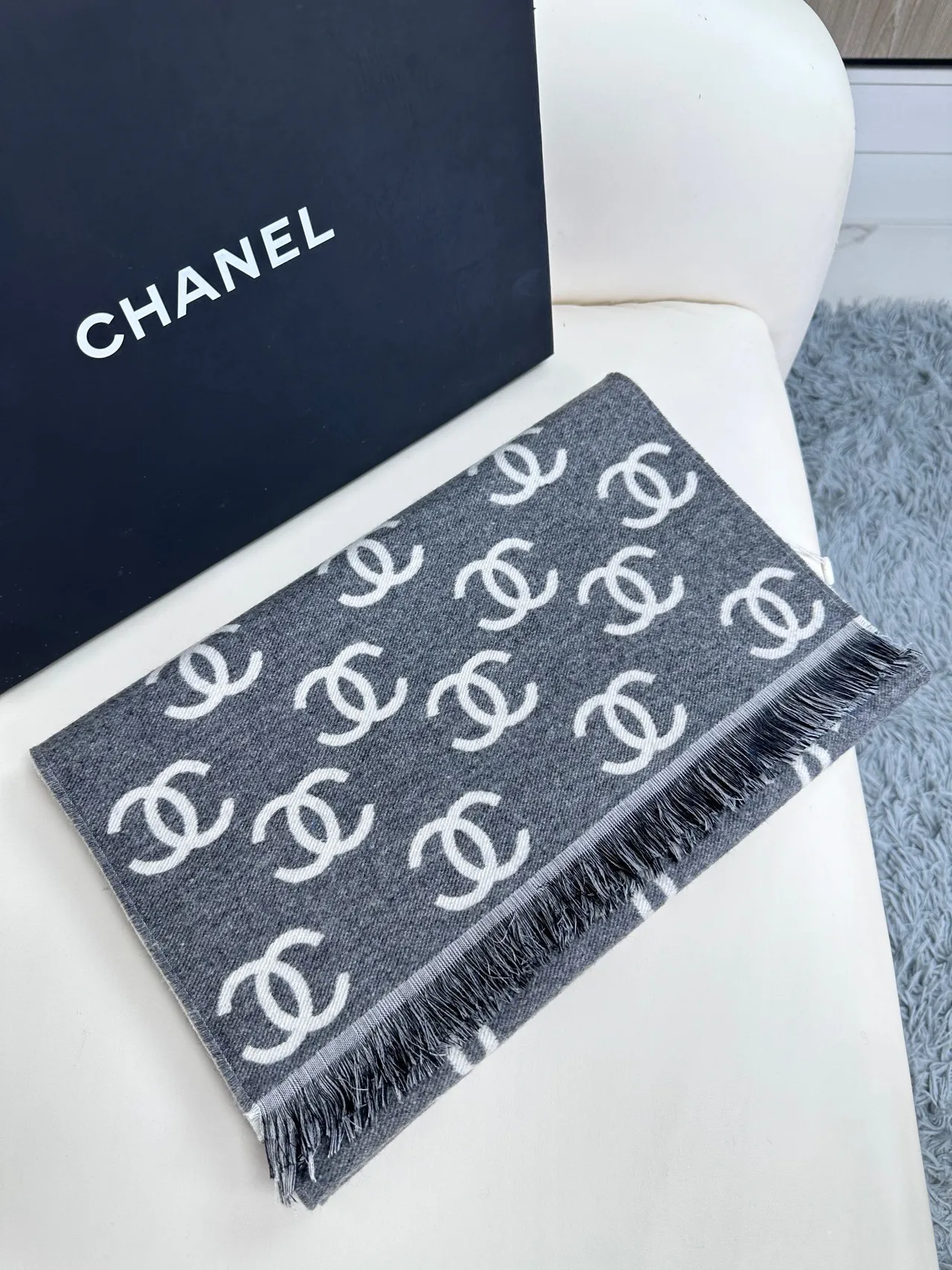 Chanel interlocking CC Logo Print ক্যাশমিয়ার স্কার্ফ 6