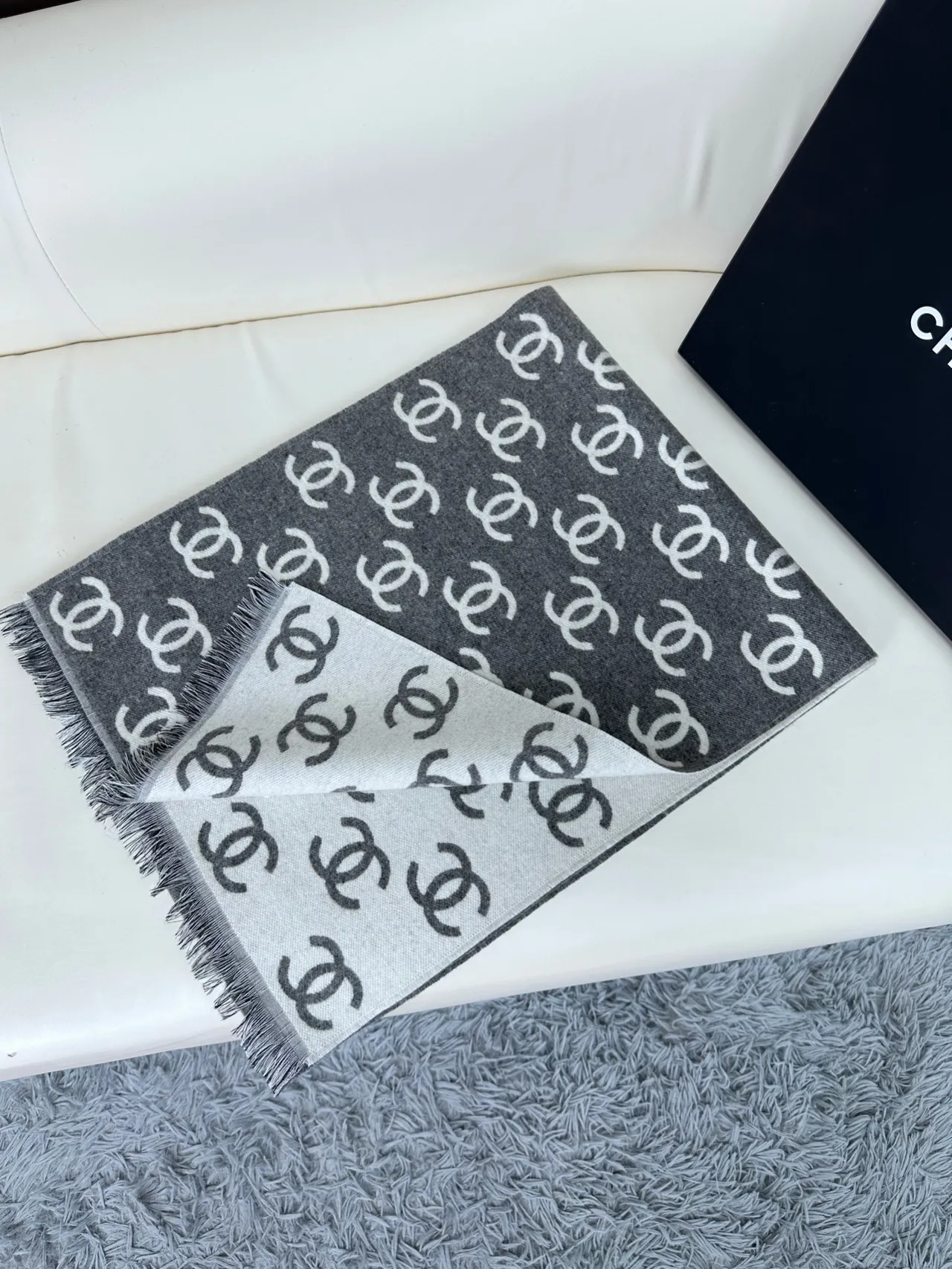 Chanel interlocking CC Logo Print ক্যাশমিয়ার স্কার্ফ 7