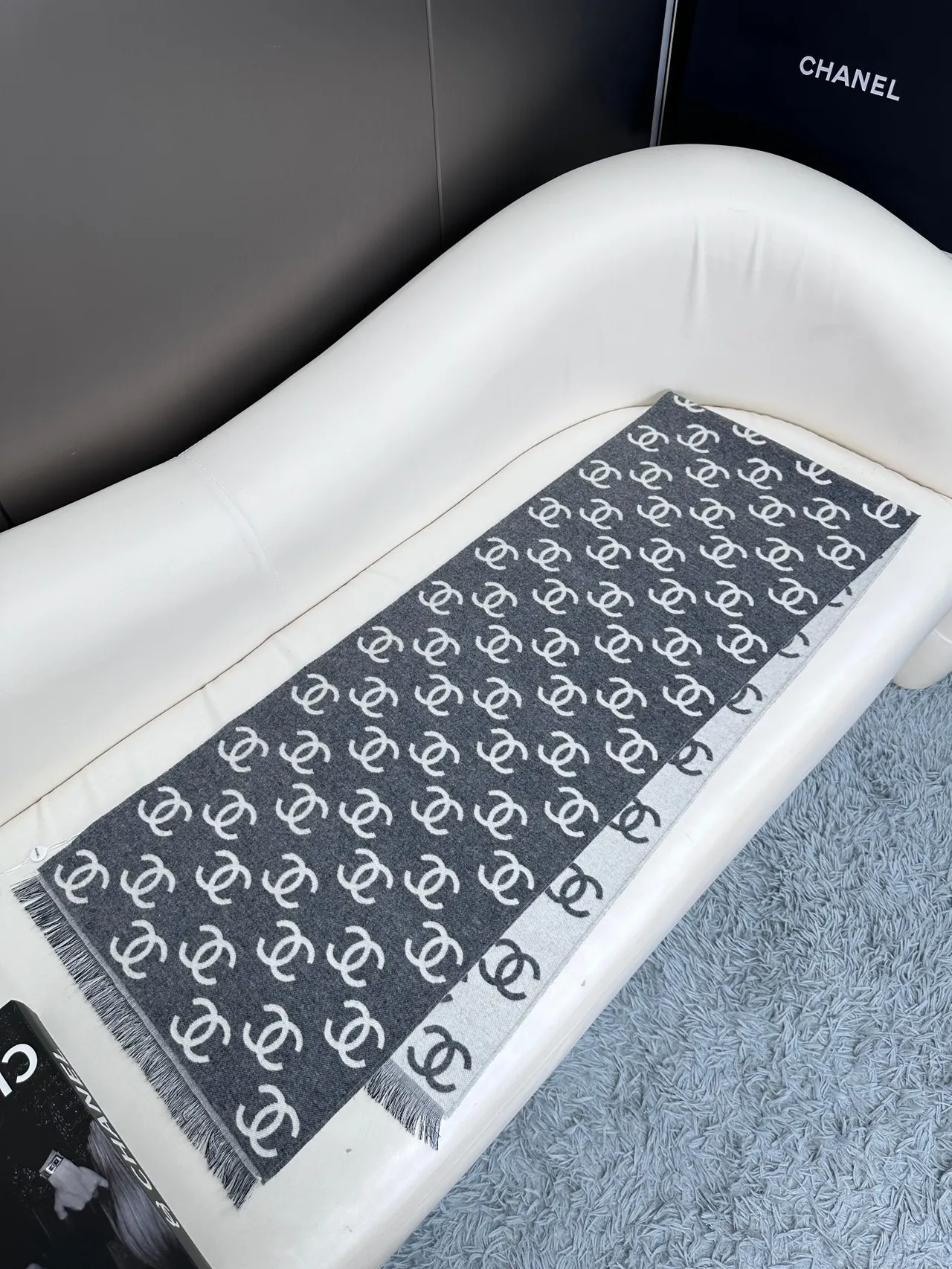 Chanel interlocking CC Logo Print ক্যাশমিয়ার স্কার্ফ 8