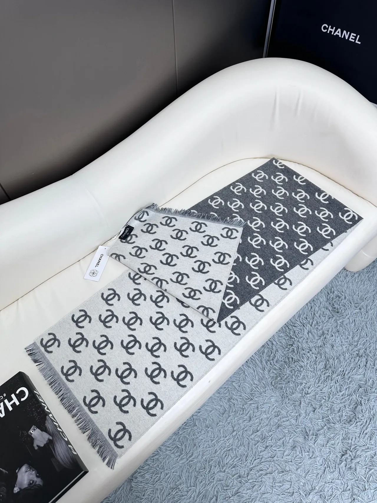 Chanel interlocking CC Logo Print ক্যাশমিয়ার স্কার্ফ 9