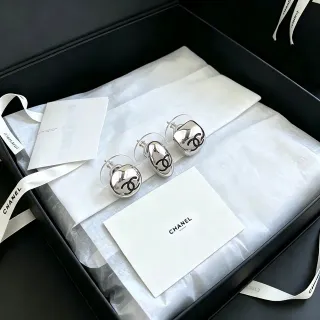 Chanel Logo Stud 银色黑色抛光金属耳环